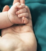 mom_baby_holding_hands-1296x728-header-1-1024x445