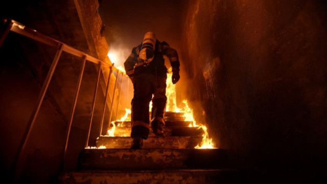 firefighter-stairs-burning-building-73lddfjd9m6zbqtwi9xvf3r31b32rm7wws4m32r1r9c-7685w972yudkl2pkfbxxnck9mjgf6zp3ekjp9vhyvy8-77csb2ez6ok5lru1gtelztxtpwgtep41erezr6fok74